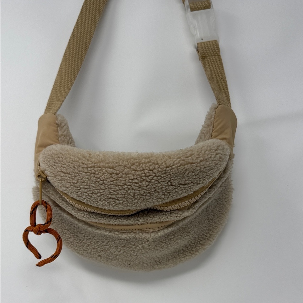 Women’s Zara Cozy Tan Sherpa Fanny Pack Ziopered Bag 12 “